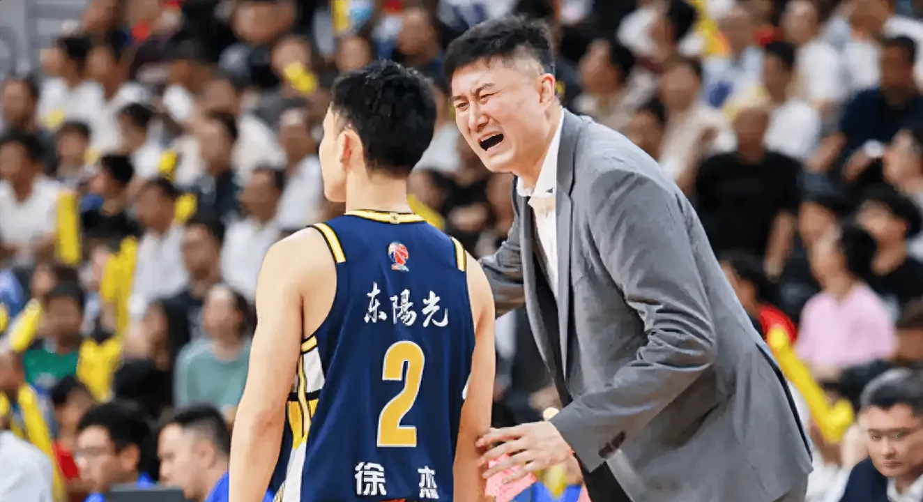 爱游戏下载-关于冲刺阶段广东宏远调整名单以备国王杯，单刀错失环节打磨，引发热议，团队化学反应显著的信息